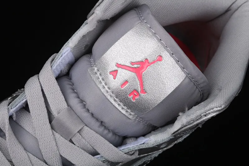 All categories Air Jordan Jordan series basketball shoes Air Jordan 1 Mid Air Jordan 1 Mid SE AJ1 Joe 1 silver powder patent leather mid-top basketball shoes 555112-006